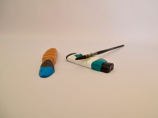 Conjunto de soporte para pinceles con forma de pincel y bote de acuarela