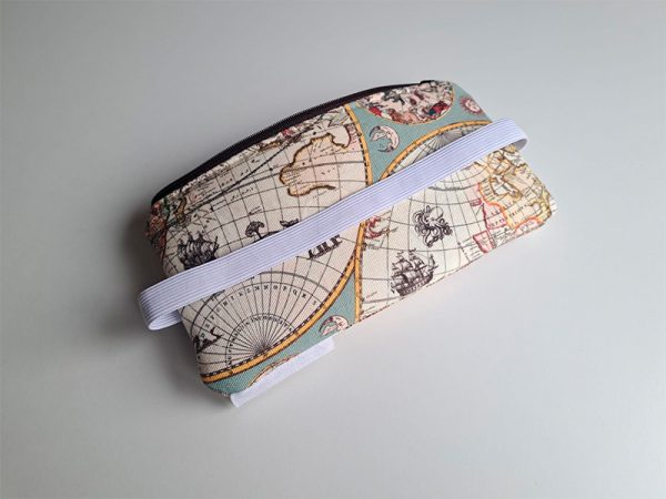 Estuche plano con elástico colección mapas del mundo cremallera lateral