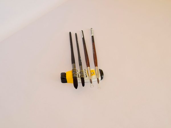 Soporte para pinceles con forma de bote de acuarela