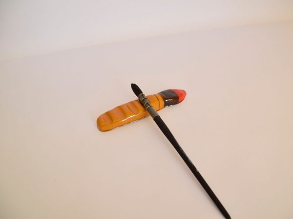 Soporte para pinceles con forma de pincel