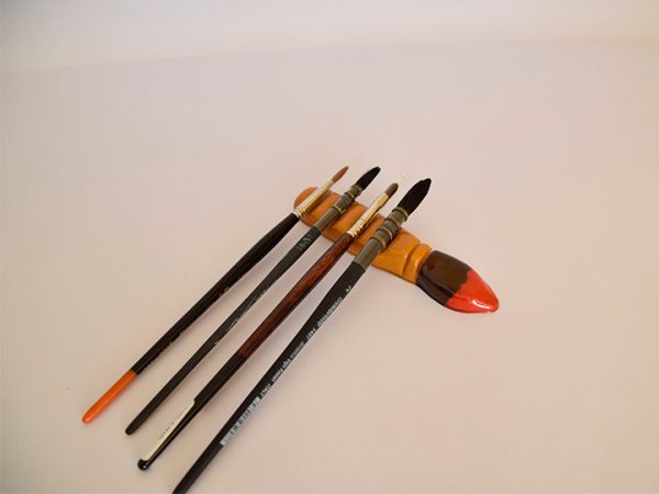 Soporte para pinceles con forma de pincel