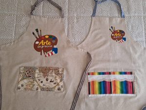 Delantal de arte con dibujo pintado a mano