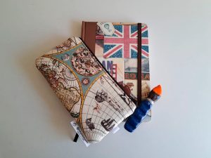 WhatsApp Image 2026-03-17 at 18.14.20 Kit cuaderno A5 papel motivo viaje, estuche plano con elástico y apoya pinceles