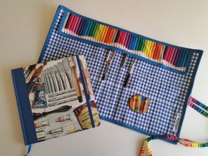 WhatsApp Image 2026-03-17 at 20.04.09 Kit cuaderno 19x19 papel motivo pinceles, porta pinceles enrollable y apoya pinceles