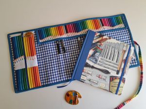 WhatsApp Image 2026-03-17 at 20.04.23 Kit cuaderno 19x19 papel motivo pinceles, porta pinceles enrollable 2 en 1 y apoya pinceles