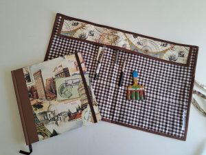 WhatsApp Image 2026-03-17 at 20.04.35 Kit cuaderno 19x19 papel motivo Viajes, porta pinceles enrollable y apoya pinceles