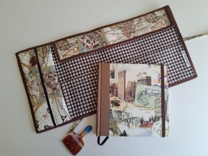 WhatsApp Image 2026-03-17 at 20.04.52 Kit cuaderno 19x19 papel motivo Viajes, porta pinceles enrollable 2 en 1 y apoya pinceles