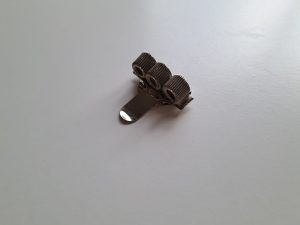 Soporte metálico para pinceles y lápices